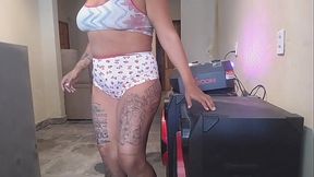 Espiei a safada dan&ccedil_ando e meti o pau