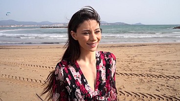 C’est très chaud à Cannes avec Sasha et Anastasia, deux incroyables bombasses !