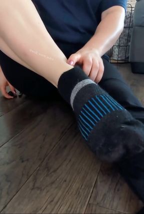 White amateur foot fetishist shows off her feet