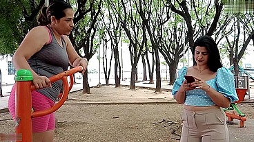 Mujer caliente invita a su amiga a tomar un café y terminan chapándose sus tetas y dándole dedo en su pussy - HISTORIA COMPLETA - PORNO EN ESPAÑOL