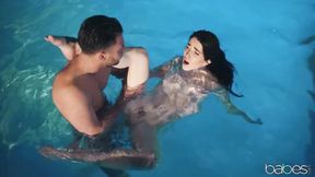 ”Bloke Finds Strange Mermaid in his Pool”