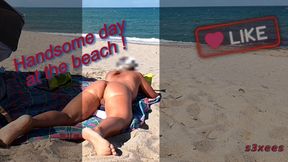 She shows her ass on the beach of Cap d&#039;Agde and jerks off her pussy and then her boyfriend&#039;s cock with voyeurs