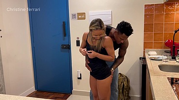 O encanador veio fazer seu serviço e acabou desentupindo além do que devia e fudeu a casada enquanto seu marido estava fora