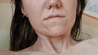 Salope en chaleur se tripote le cul comme une pro