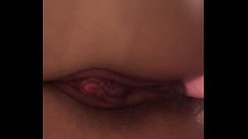 Mait&ecirc_ Hedon&ecirc_ estava com tanto tes&atilde_o, que ficou alternando o vibrador, na bunda e na buceta at&eacute_ gozar! Que del&iacute_cia de gozada solo.