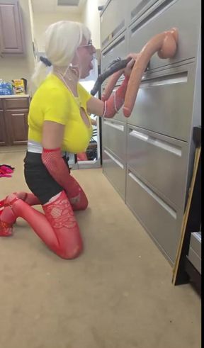 DeeDeeSlut69 Sucking Multi Cocks