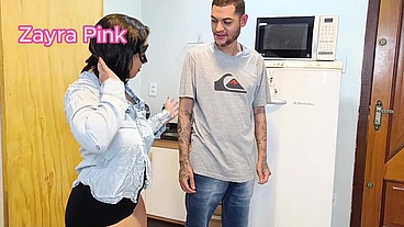 Novinho safado veio me ajudar concerta o micro-ondas