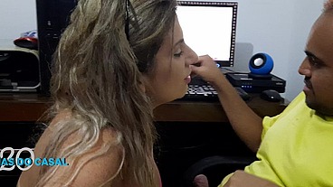 Coroa rabuda calls a pc technician to fix it and pays with pussy and ass tea.