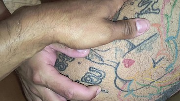 Um cara tatuado e barbudo sexy fodido com força por um negão roludo.