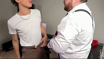 Novinhos Fazem Entrevista de Emprego e Tem Que Comer o Chefe Para Ser Aprovado (Dobradinha Escrit&oacute_rio Profanus EP2 &amp_ EP1 Completos)