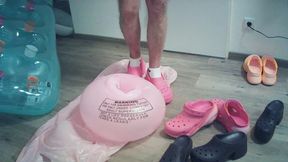 Pooltoys zertreten mit rosa Crocs Teil 1