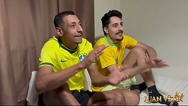 Assistindo a Copa com o parceiro viado