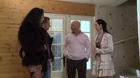 Angelina encul&eacute_e par son petit ami pendant la visite d'_une maison.