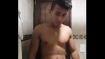 Safadinho exibindo o corpo