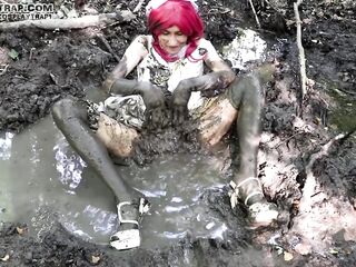 filthy trap cosplay lover Maki bride soiling her costume and masturbating in the mud