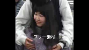 【おふざけ】友達に揉みまくられる女の子