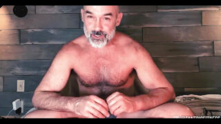 ชายแก่มีขนดกมือสมัครเล่นสำเร็จความใคร่ด้วยตนเองด้วยอวัยวะเพศขนาดใหญ่ของเขาก่อนที่จะถูกกระแทกทางทวารหนักอย่างรุนแรงแบบตันตระ