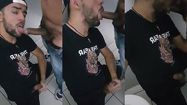 Sexo oral no negão safado para caralho que ofereceu uma boa grana para filmar tudo. Sendo assim, esse cara passivo pegou naquela piroca