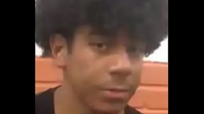 Garoto d&aacute_ no col&eacute_gio