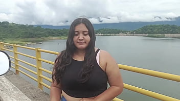Chica abandonada por su novio es auxiliada por un extra&ntilde_o termina en sexo duro