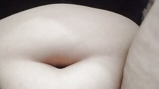 Uma vadia indiana tira a roupa provocantemente antes de fazer sexo oral profundo e receber uma penetração anal.