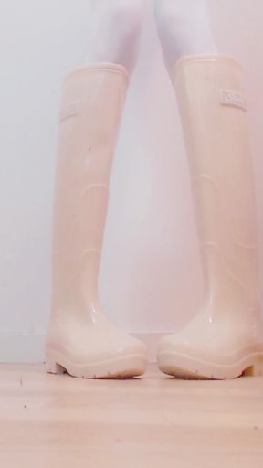 Beach-ready babe in wellies gets frisky