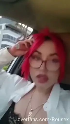 Con coleta, con lentes y labios pintados. Así nos vemos las diosas... ¿Piensas lo mismo? 😏🤤