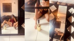 moment coquin devant ma glace , je termine nue