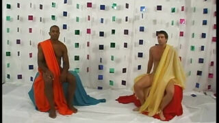 Vintage-Interracial-Dreier mit einer Schlampe in Strümpfen und High Heels, die nach Blowjob und Pussy-Lecken analen Sex bekommt.