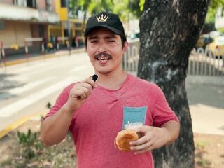 A beggar from Bucaramanga is picked up off the street by a homo stud, who takes him to a motel beneath the pretext of helping him, in reality this chab bangs him
