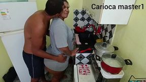 marido chega para almocar e fode mulher em quanto ela cozinha