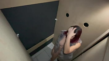 Estava com tanto tes&atilde_o que fodi no GloryHole com um desconhecido e acabei ficando cheia de porra na buceta.