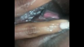 Moreninha na siririca no banho