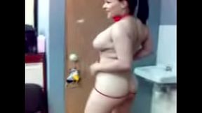 Jovencita de 19 a&ntilde_os muestra las tetas por apuesta