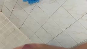 Tiro mi leche solito en el ba�o