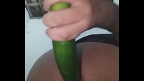Enfiando o pepino no cuzinho