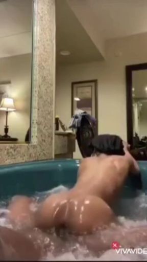 A Sloppy Blowjob From the Hottub