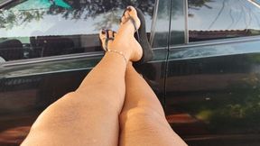 Pronounced arches in combination with flip-flops and big legs (1)