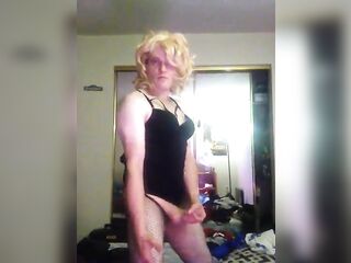 Crossdresser Cassie cums