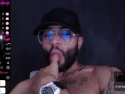 Hermoso hombre chupando dedo