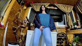 cameltoe milf pees in tight jeans wet fetish tease