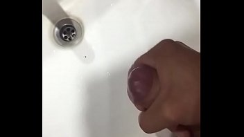 Mi amigo se pajea en el ba&ntilde_o V