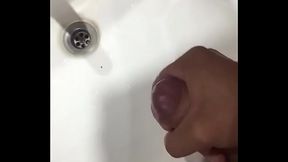 Mi amigo se pajea en el ba&ntilde_o V