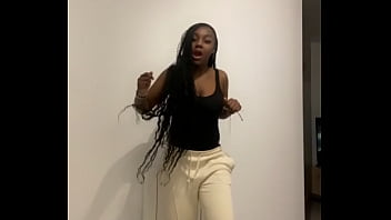 La black qui danse