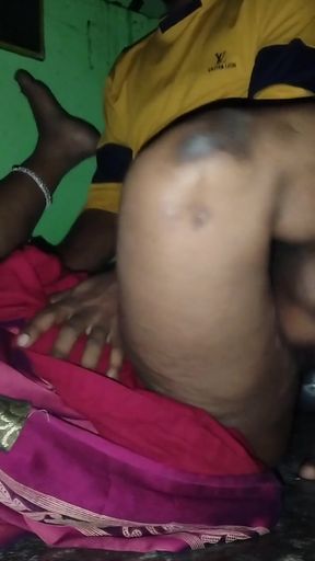 Captivating moment from &quot;Desi aunty ko Raat Me Bohat Maje Se PeLa Achha Laga&quot;