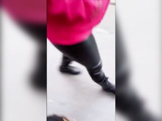 Grabo por la calle a mi vecina gótica luciendo sus botas altas y terminamos en mi casa