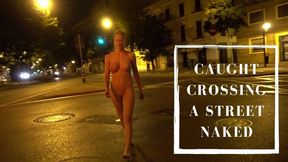Crossing a street naked and caught by cars and passers-by during a naked walk in public