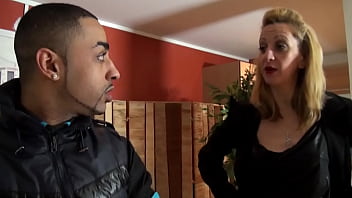 Un technicien chaud lapin intervient pour r&eacute_chauffer la belle Louise!