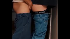 En la fiesta alocada el HET me acorrala en el ba&ntilde_o y me hace suyo