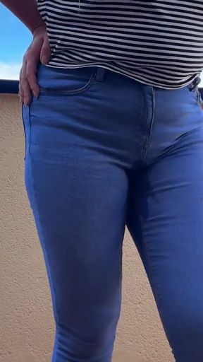 Desperate jeans pee wetting outdoor   Clip 1